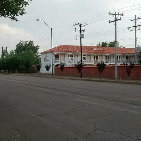 Hotel Dublan Inn Nuevo Casas Grandes ภายนอก รูปภาพ